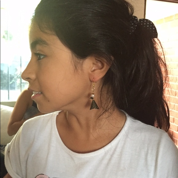 BUNDLE UP🌷2 for 40🌷 BEAUTIFUL HANDMADE ANGEL KIDS EARRINGS - Picture 1 of 2